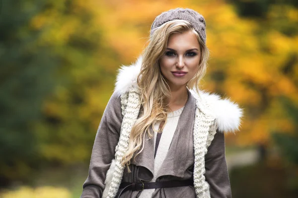 Young girl smiling in autumn scenery — Stock Photo, Image