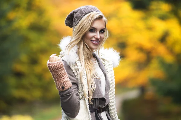 Jeune fille souriant dans les paysages d'automne — Photo