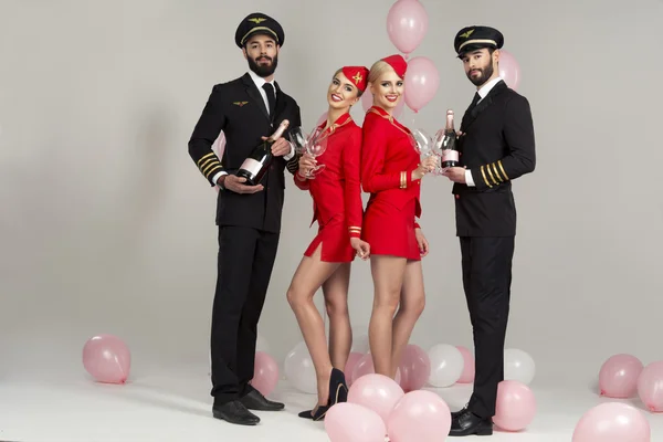 Grupo feliz de pilotos e hospedeiras — Fotografia de Stock