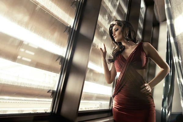Piękny i sexy kobieta brunetka dorosły w elegancja sukienka na luksusowy apartament — Zdjęcie stockowe