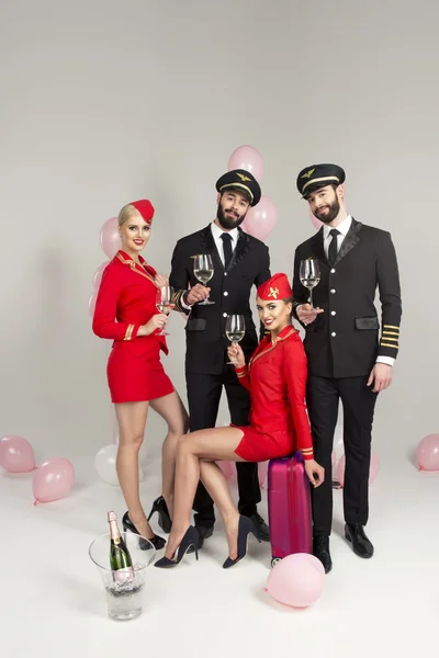 Gelukkig groep van piloten en stewardessen — Stockfoto