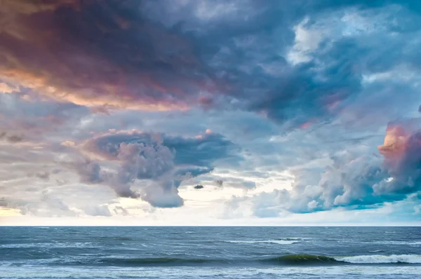 Silhueta do mar durante o pôr do sol com belo céu colorido — Fotografia de Stock