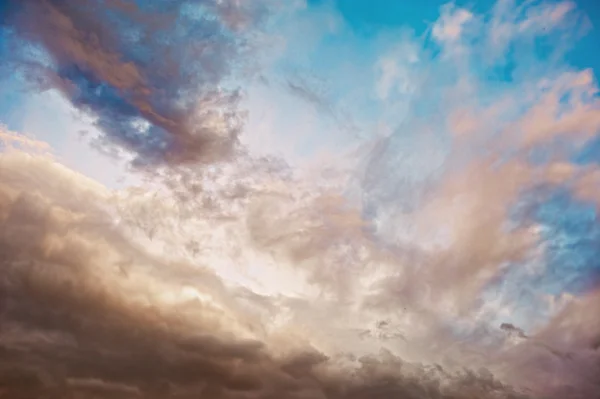 Silhueta do mar durante o pôr do sol com belo céu colorido — Fotografia de Stock