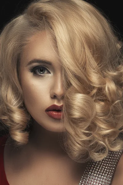 Sensual beautiful blonde woman posing. Girl with long curly hair. — Stock Photo, Image