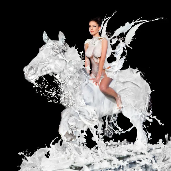 Mujer sexy con leche sentado a caballo — Foto de Stock