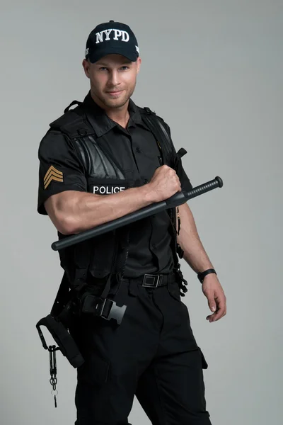 Gut aussehender Polizist — Stockfoto