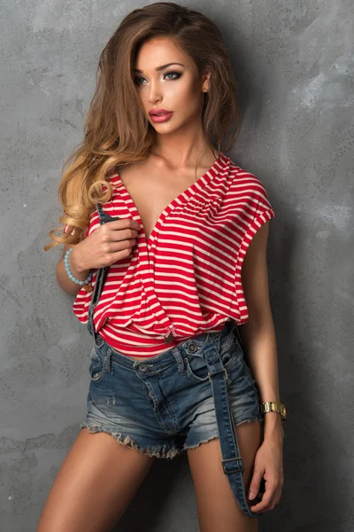 Belle fille en jeans shorts et une chemise blanche - rouge — Photo