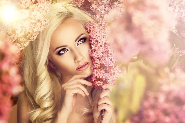Skönhet mode modell flicka med lila blommor — Stockfoto