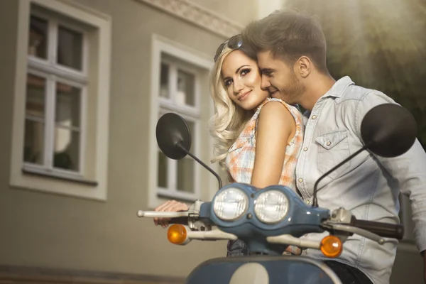 Feliz livre liberdade casal condução scooter na data de verão — Fotografia de Stock