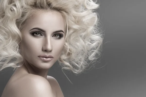 Retrato de uma mulher com cabelo loiro — Fotografia de Stock