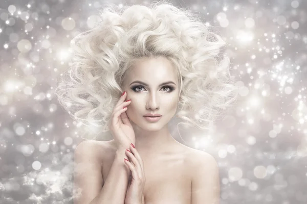 Retrato de una mujer de cabello rubio con luz — Foto de Stock