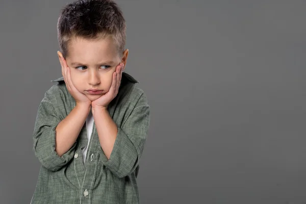 Porträtt av ledsen och arg pojke — Stockfoto