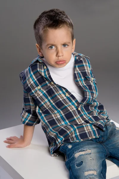 Портрет грустного мальчика — стоковое фото