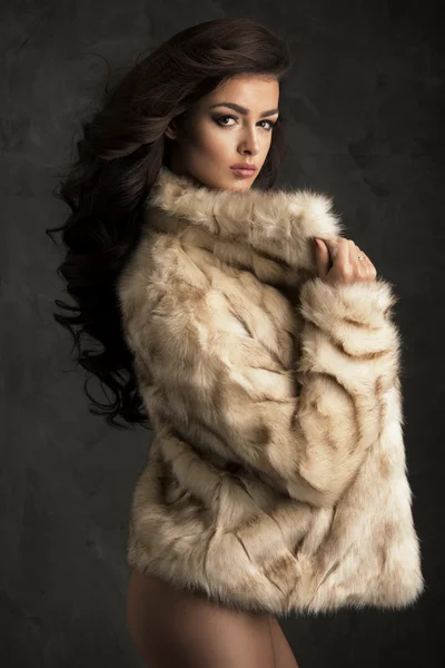 Seksowny brunetka dama nosić futra — Zdjęcie stockowe