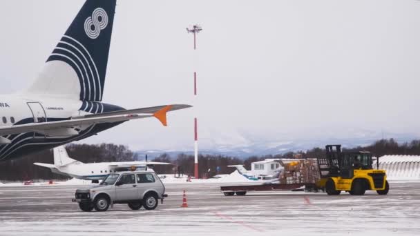 Yelizovo, Ryssland - 11 februari 2021: ett passagerarplan är på startbanan — Stockvideo