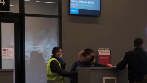 Yelizovo, Rusland - 11 februari 2021: Politieagent staat bij de incheckbalie voor passagiers — Stockvideo