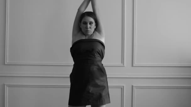 一个穿着裙子在白墙上跳舞的姑娘的画像 — 图库视频影像
