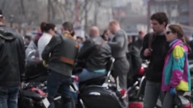 Vladivostok, Primorsky Bölgesi, Rusya - 24 Nisan 2021: Golden Horn Körfezi yakınlarındaki Altın Köprü 'nün yakınındaki Tsesarevich setinde motosiklet sezonunun açılışı, tatilciler sosyalleşmenin keyfini çıkarıyorlar