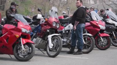 Vladivostok, Primorsky Bölgesi, Rusya - 24 Nisan 2021: Golden Horn Körfezi yakınlarındaki Altın Köprü 'nün yakınındaki Tsesarevich setinde motosiklet sezonunun açılışı, tatilciler sosyalleşmenin keyfini çıkarıyorlar