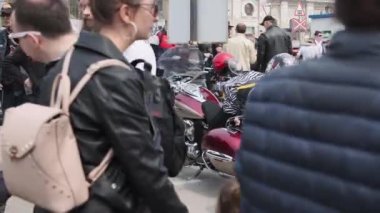 Vladivostok, Primorsky Bölgesi, Rusya - 24 Nisan 2021: Golden Horn Körfezi yakınlarındaki Altın Köprü 'nün yakınındaki Tsesarevich setinde motosiklet sezonunun açılışı, tatilciler sosyalleşmenin keyfini çıkarıyorlar