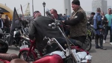 Vladivostok, Primorsky Bölgesi, Rusya - 24 Nisan 2021: Golden Horn Körfezi yakınlarındaki Altın Köprü 'nün yakınındaki Tsesarevich setinde motosiklet sezonunun açılışı, tatilciler sosyalleşmenin keyfini çıkarıyorlar
