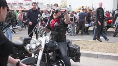 Vladivostok, Primorsky Bölgesi, Rusya - 24 Nisan 2021: Golden Horn Körfezi yakınlarındaki Altın Köprü 'nün yakınındaki Tsesarevich setinde motosiklet sezonunun açılışı, tatilciler sosyalleşmenin keyfini çıkarıyorlar