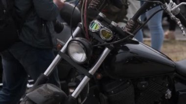 Vladivostok, Primorsky Bölgesi, Rusya - 24 Nisan 2021: park etmiş motosikletler, yoldan geçenler var. Arkanda Altın Köprü 'nün desteğini görebilirsin..