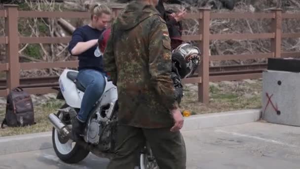 Владивосток Приморська Територія Росія Квітня 2021 Дівчинка Сидить Припаркованому Мотоциклі — стокове відео