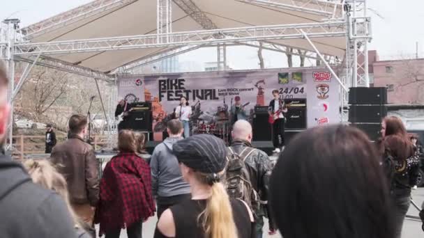 Vladivostok Primorskij Territory Ryssland April 2021 Folk Njuter Musikgrupps Spel — Stockvideo