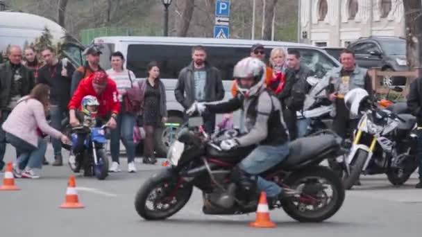 Vladivostok Territorio Primorsky Rusia Abril 2021 Motociclista Muestra Multitud Espectadores — Vídeos de Stock
