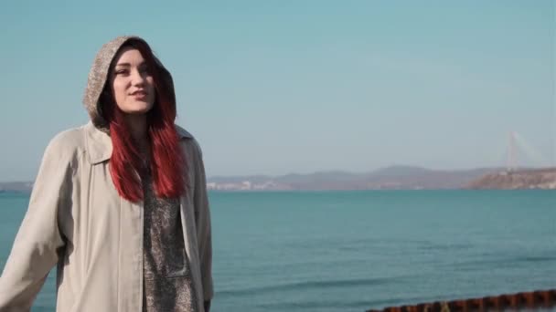 Uma Menina Casaco Fica Margem Mar Calmo Fala Voltando Para — Vídeo de Stock