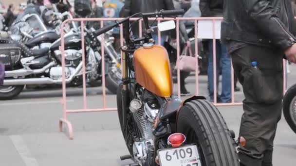 Vladivostok Territorio Primorsky Rusia Abril 2021 Una Motocicleta Estacionada Con — Vídeos de Stock