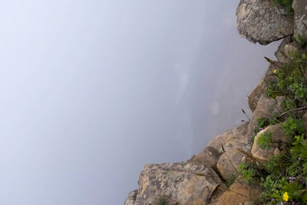 Rande Einer Klippe Auf Den Felsen Steht Nebel Und Unten — Stockfoto