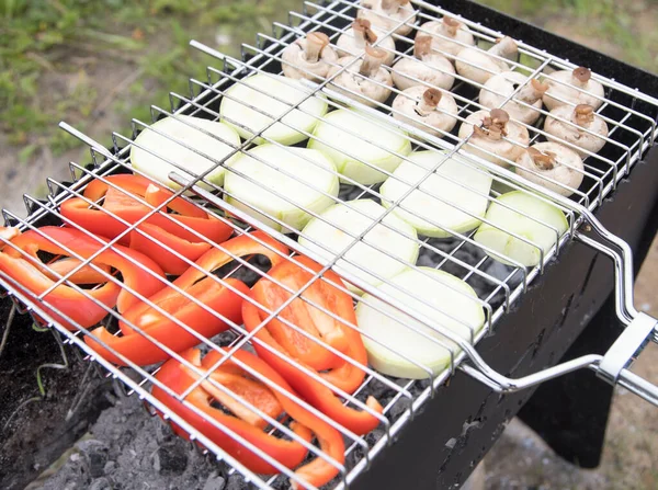 Zelenina Smaží Drátěném Regálu Železném Grilu Pepř Cuketa Houby Ulice — Stock fotografie