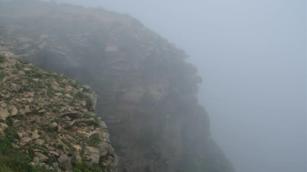 Debout Sur Bord Une Falaise Sur Les Rochers Vous Pouvez — Video