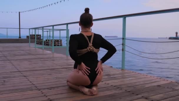 Dívka Černém Obleku Vlasy Shromážděnými Hromadě Sedí Molu Moře Tělo — Stock video