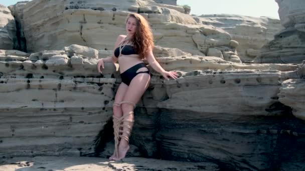 Una Chica Atada Con Cuerdas Flota Agua Para Sobre Las — Vídeos de Stock