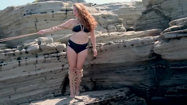 Una Ragazza Legata Con Corde Galleggia Nell Acqua Erge Sulle — Video Stock