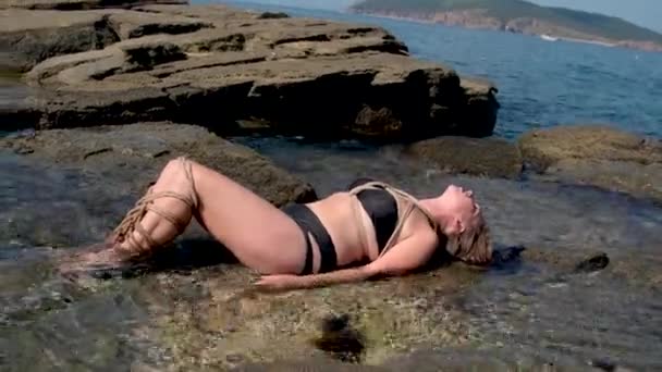 Dívka Svázaná Provazy Plave Vodě Stojí Kamenech Slunečný Den Malé — Stock video