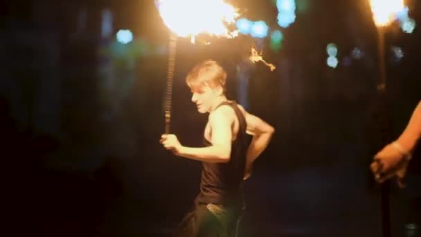 Vladivostok Rusko Srpna 2021 Street Actors Fire Show Kluci Tančí — Stock video