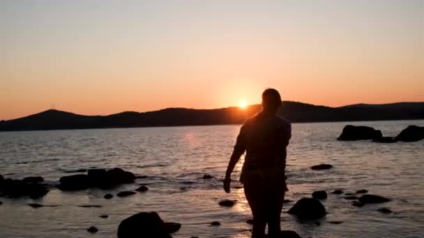 Noite Quente Verão Pôr Sol Costa Mora Através Estreito Muitas — Vídeo de Stock