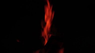Yavaş çekim, gece bir ateş yanıyor, yanan tahtaları görebilirsiniz, alev yükseliyor, bazen hafif dumanı görebilirsiniz.