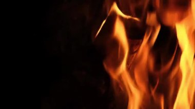 Yavaş çekim, gece bir ateş yanıyor, yanan tahtaları görebilirsiniz, alev yükseliyor, bazen hafif dumanı görebilirsiniz.