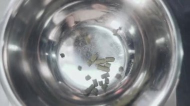 Sıçramalar metal bir kaseye dökülüyor.