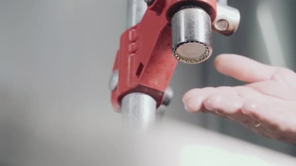 Mens händer montering för att stänga en glasflaska som innehåller vätska och stängningsanordning närbild — Stockvideo