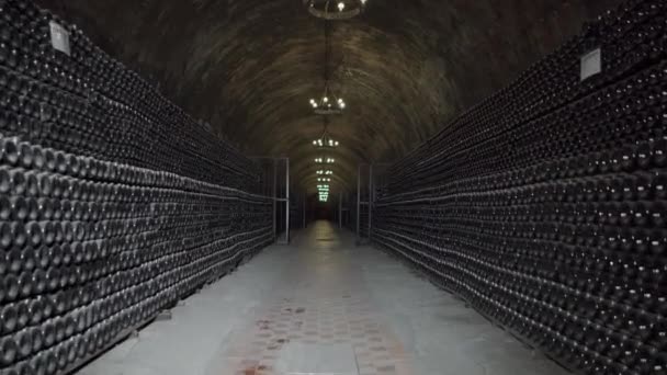 Старый каменный винный погреб с люстрами на потолке — стоковое видео