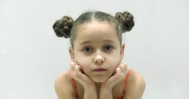 Portret van overstuur slaperig schoolmeisje kijkend naar camera met verdriet en wrok in haar ogen, eenzaam kind schattig dame huilen, vegen traan van haar gezicht met kind hand, negatief slecht humeur concept. — Stockvideo