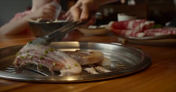 Chefe a usar o tong e a virar a carne no grelhador. O fogo está queimando, o bife de óleo suculento quente que cozinha perto acima do movimento lento. Grill, saboroso bife câmera lenta de perto — Vídeo de Stock