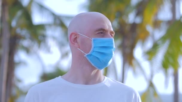 Sokakta koruyucu maske takan, ovid-19 maskesi takan bir gencin portresi. Sağlık ve güvenlik konsepti, N1H1 koronavirüs, virüs koruması, salgın hastalık. — Stok video
