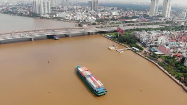 Güneşli bir sabahın erken saatlerinde şehrin ve Saigon nehrinin üzerinde araçlar ve motosikletlerle köprüden köprüye uçmak, şehir sokaklarını ve büyük şehir binalarını teftiş etmek. HO Chi Minh, VİETNAM EKİM. — Stok video